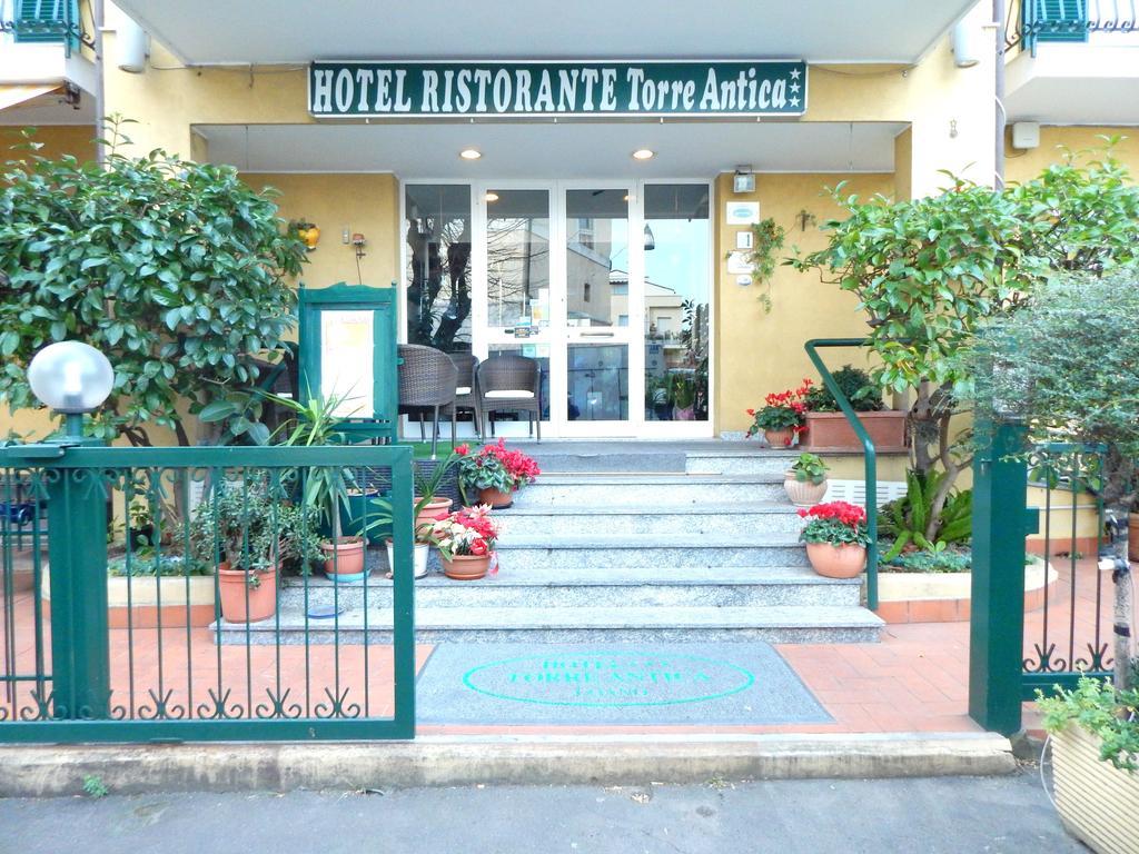 Hotel Torre Antica Loano Esterno foto